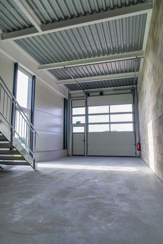 à vendre Artisans : Votre nouvel atelier de 115 m² au pied de l'A40 – Bonneville - photo 2