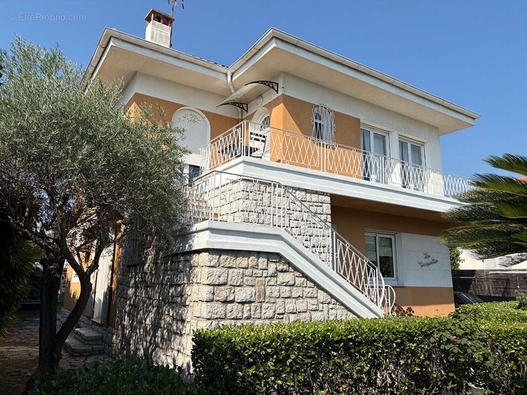 Villeneuve-Loubet, à deux pas du littoral, maison individuelle divisée en 2 beaux appartements - photo 2