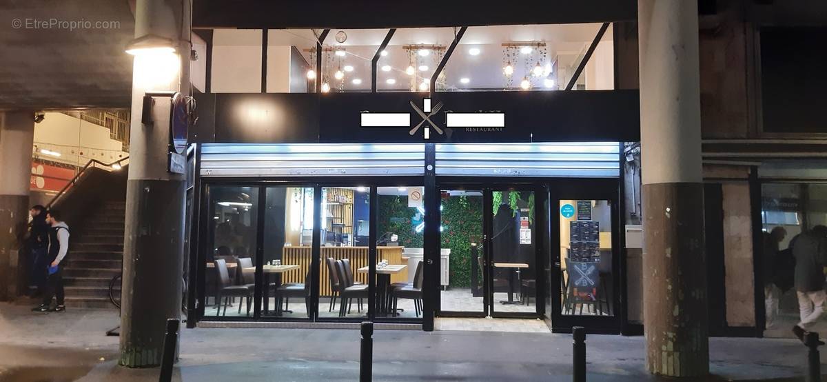 FACADE  - Commerce à SAINT-DENIS