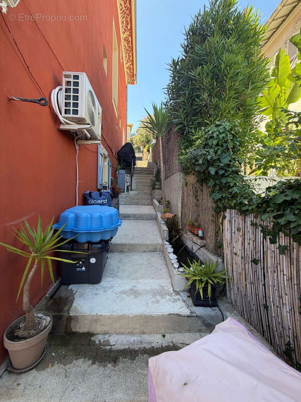 NICE   T1 bis en rez-de-jardin avec terrasse exceptionnelle, piscine et barbecue - photo 12