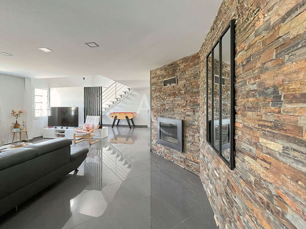 Maison 5 pièce(s) 117 m2 + dépendances - photo 2