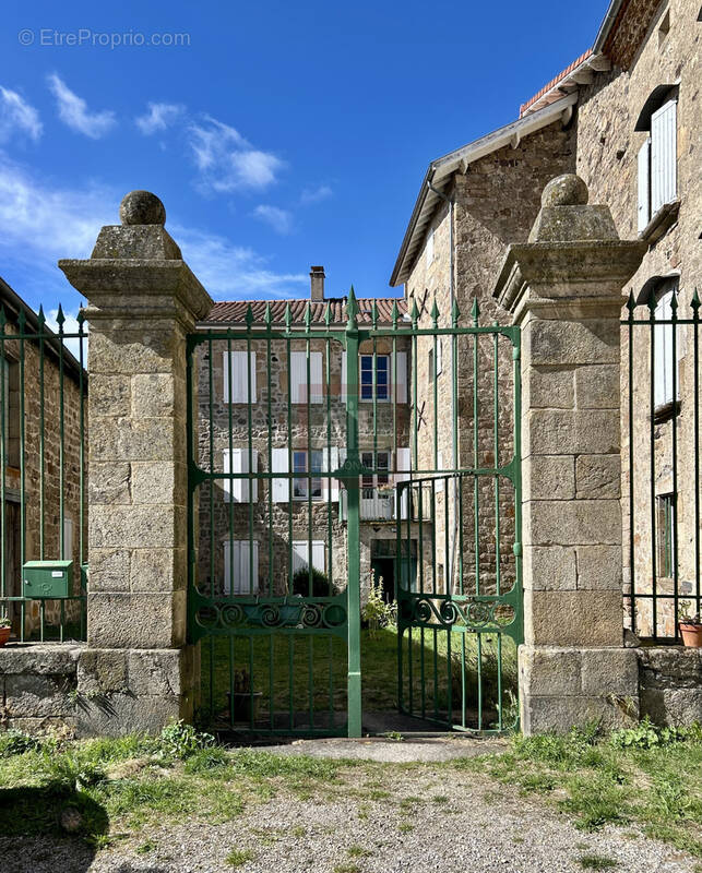 Propriété historique avec dépendances - photo 1