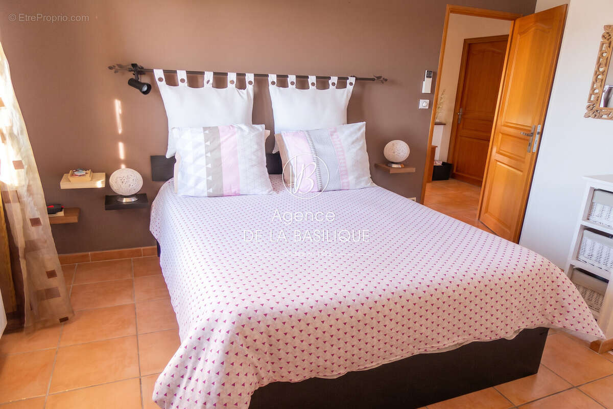 Maison 130 m² à Saint-Maximin-La-Sainte-Baume  - photo 8