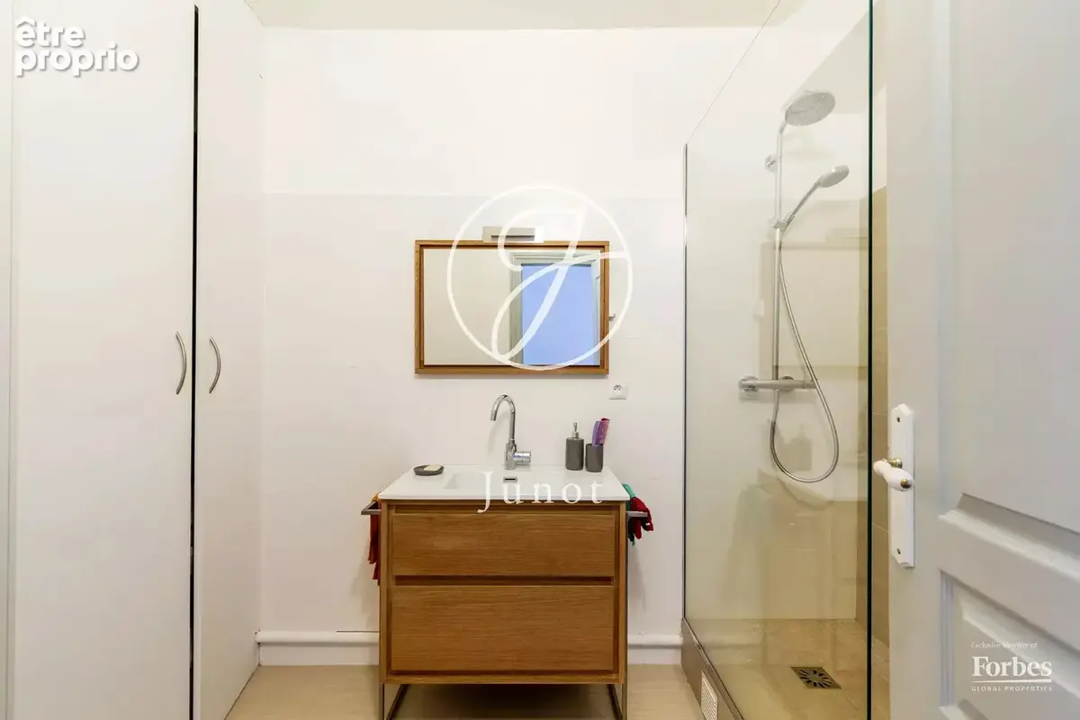 Paris 18e - ABBESSES / RUE DES ABBESSES - Appartement - 5 pièces - 114,06m² Carrez - 3/4 chambres - photo 11