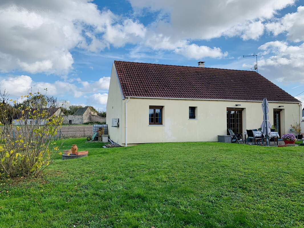 Maison à VILLETHIERRY