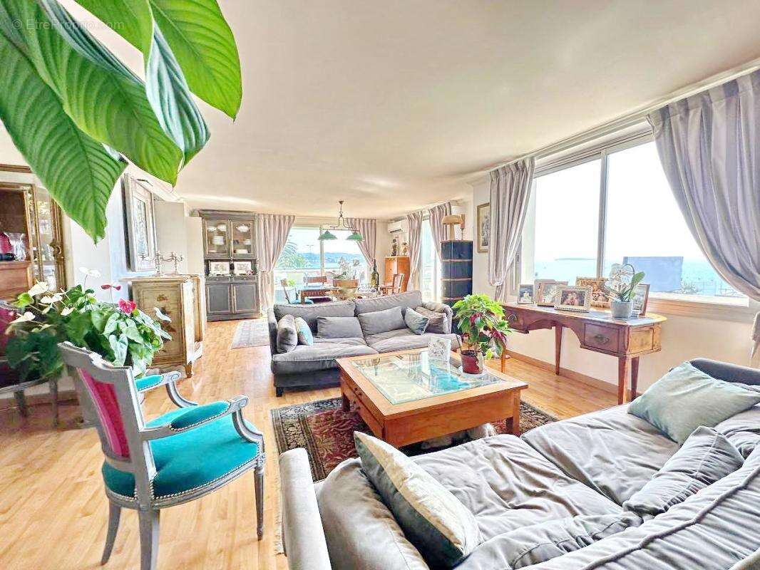 2 appartements face mer, 158 m², terrasses & 3 parkings – Cannes Plage du Midi  - photo 2