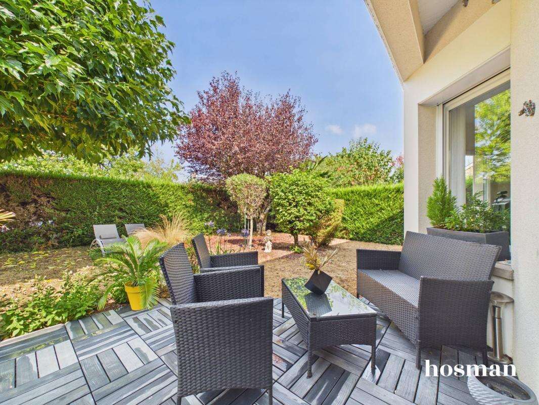 Maison de 135m² avec 4 chambres, jardin paysagé et garage - Proche St Joseph de Poterie à Nantes - photo 15
