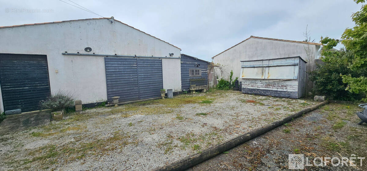 Commerce à SAINT-CLEMENT-DES-BALEINES