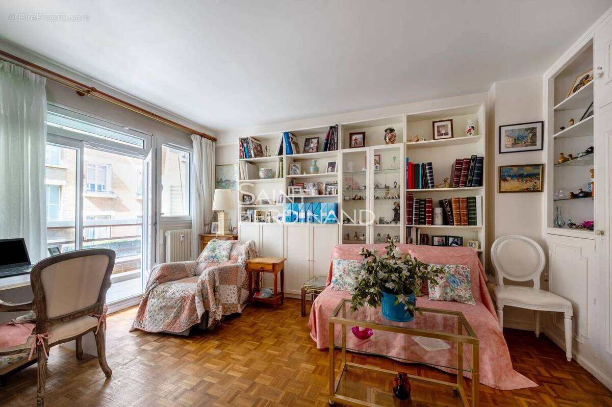 Appartement à PARIS-17E