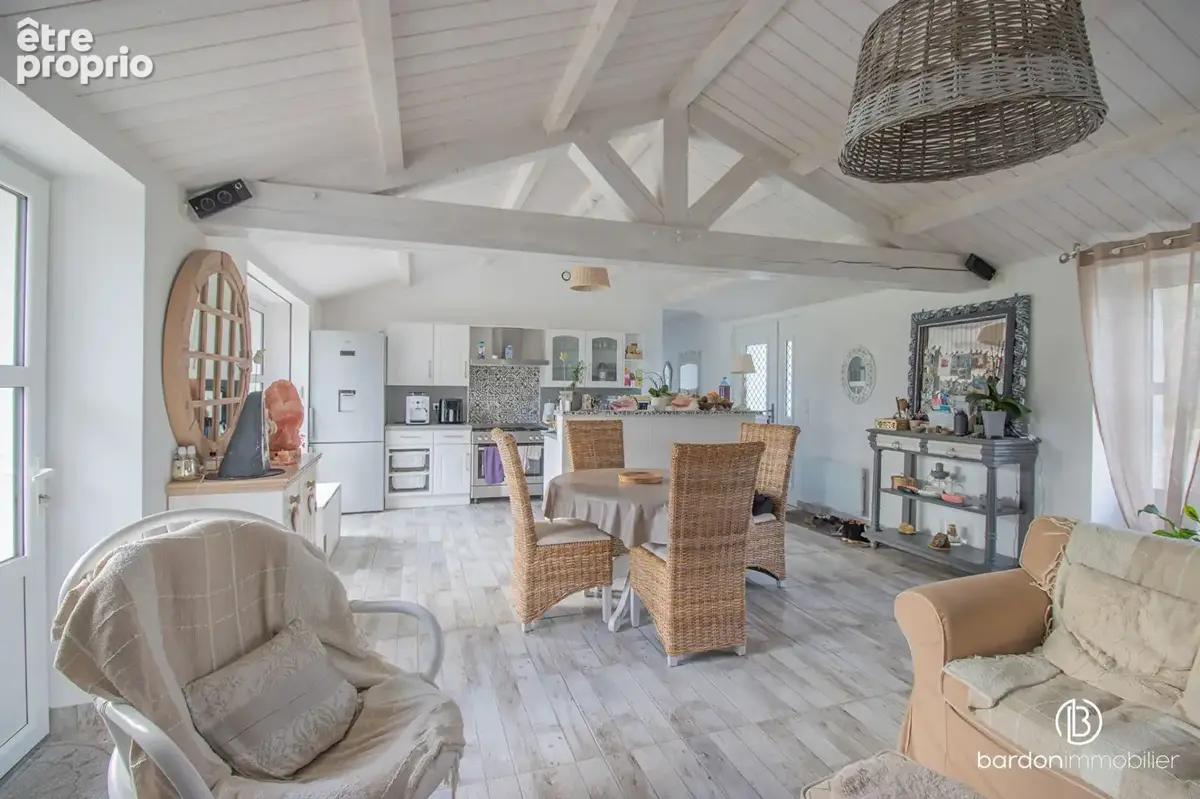 Maison 3 chambres 137m² + 230m² de dépendances - terrain de 8800m² - photo 4