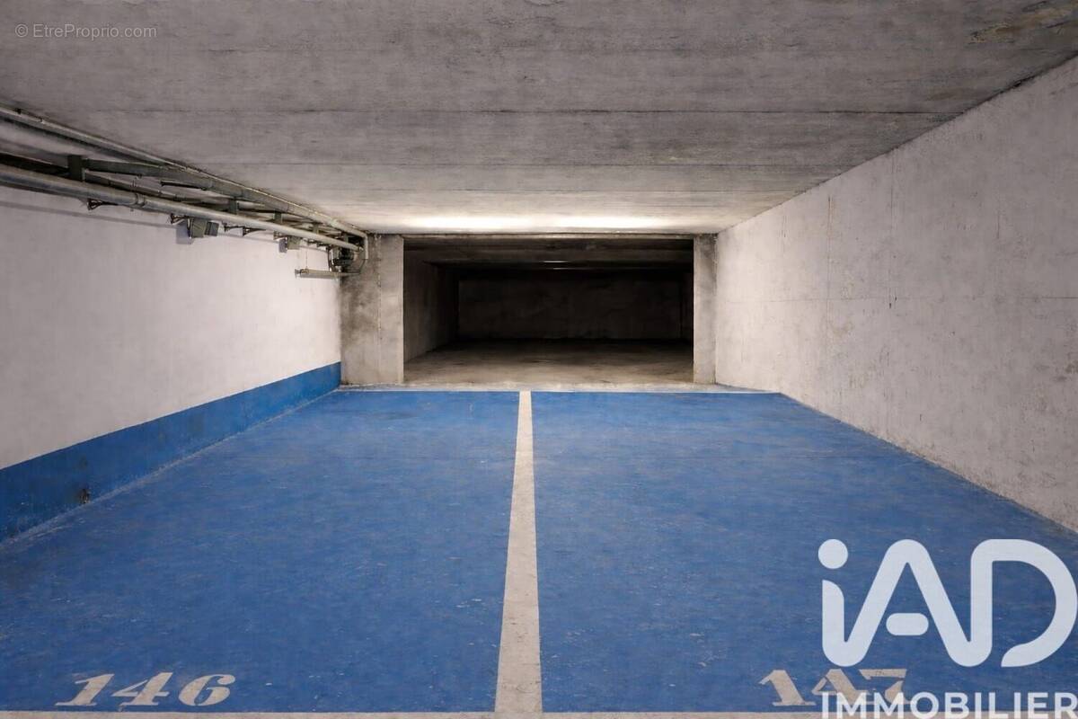 Photo 1 - Parking à MASSY
