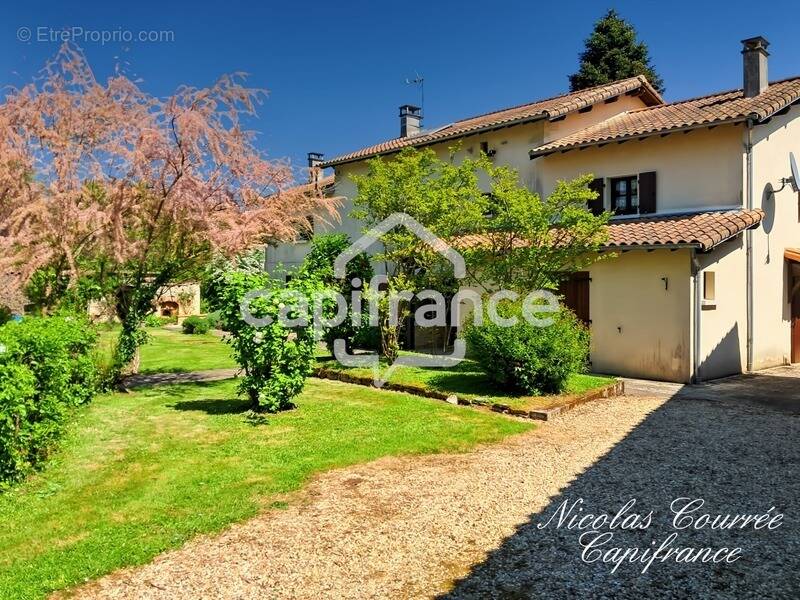 Maison à CLUSSAIS-LA-POMMERAIE