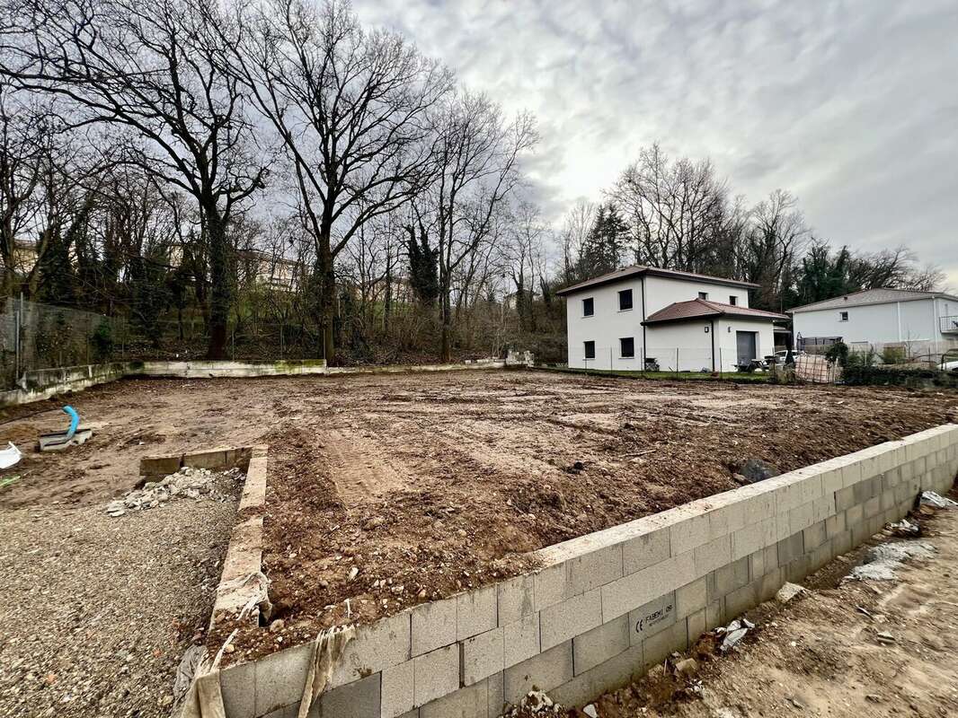 Terrain à PONT-DE-CHERUY