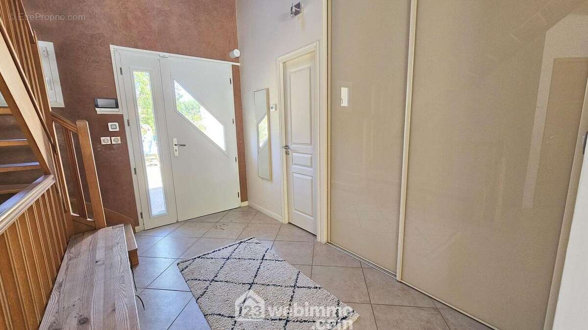 Une entrée de 10 m² avec ses grands placards.