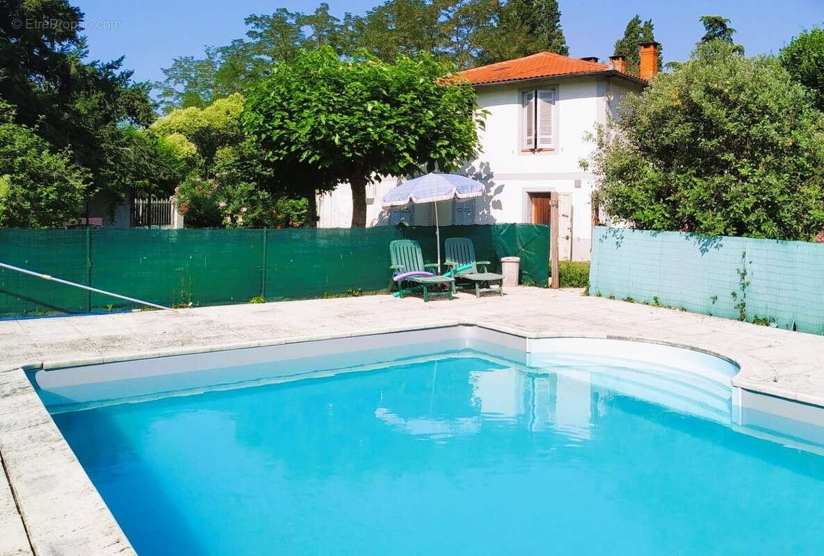 Propriété de caractère et de charme dans parc avec piscine et gites. - photo 2