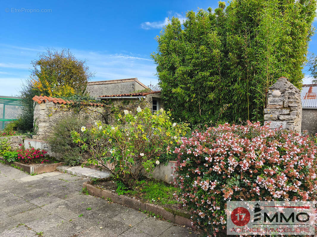 Maison Familiale avec Piscine et Extérieur 169m² - Cire d'Aunis - photo 10