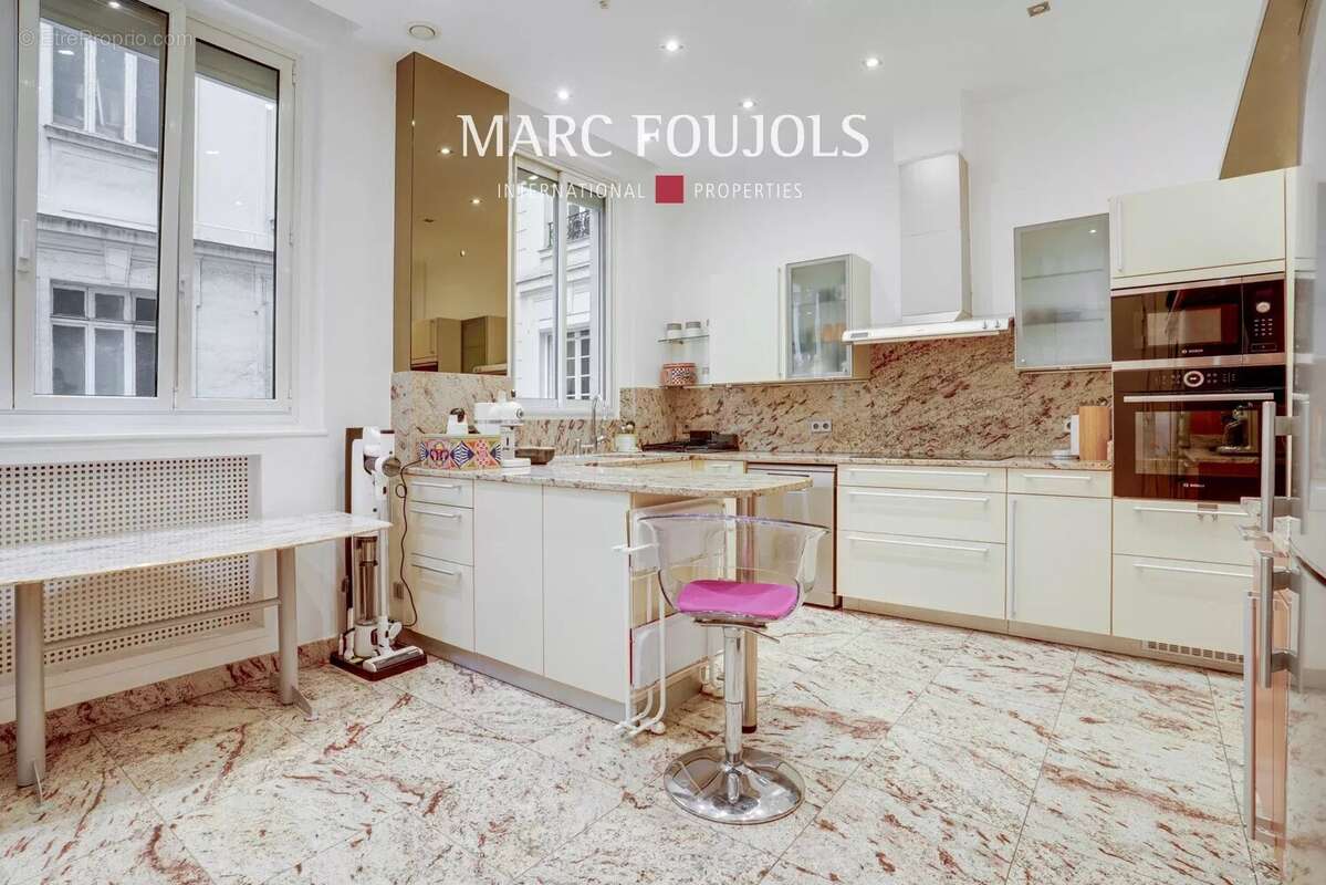 Appartement à PARIS-17E