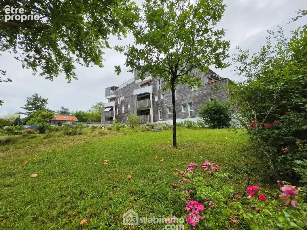 Dans une agréable copropriété avec un parc