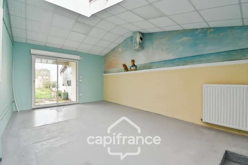 Maison à vendre entièrement rénovée, 6 pièces SAINT JEAN D'ANGELY (17), proche commerces avec jardin et garage - photo 13