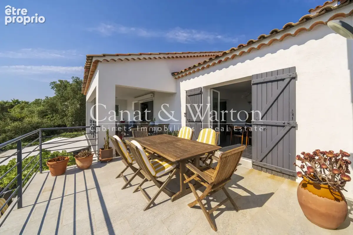 Proche de la plage avec une vue panoramique: villa rénovée à cavalaire avec piscine - photo 7