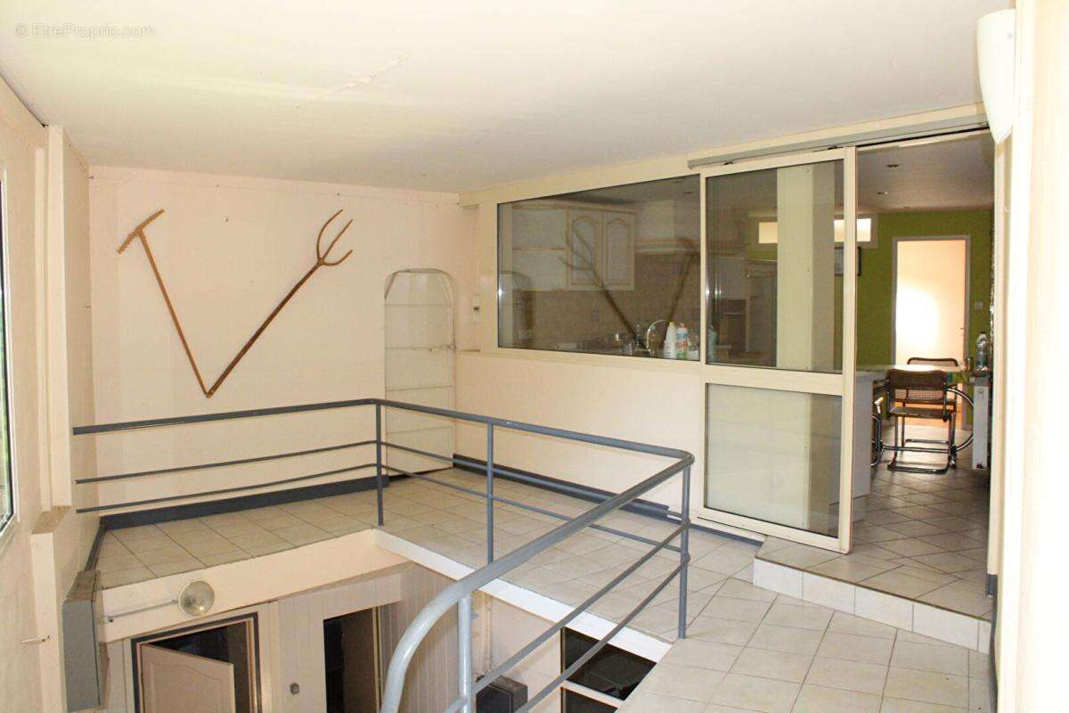 Maison avec local et terrasse - photo 2