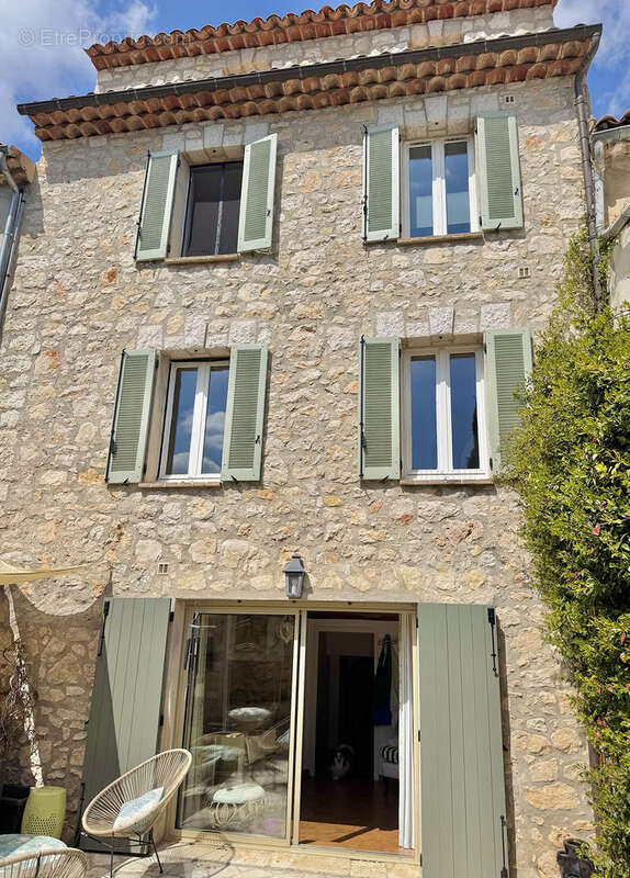 Maison à SAINT-CEZAIRE-SUR-SIAGNE