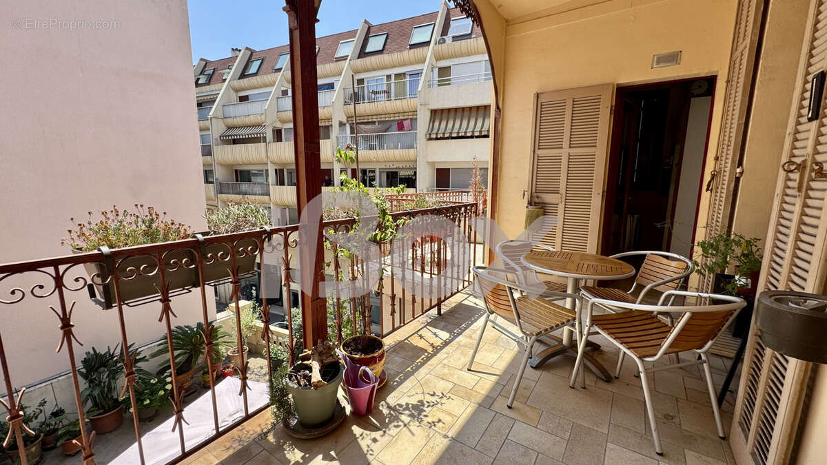 EXCLUSIVITE Toulon Est, Appartement T3 d'environ 65 m2, terrasse de 19 m2 + solarium, parking et cave - photo 2