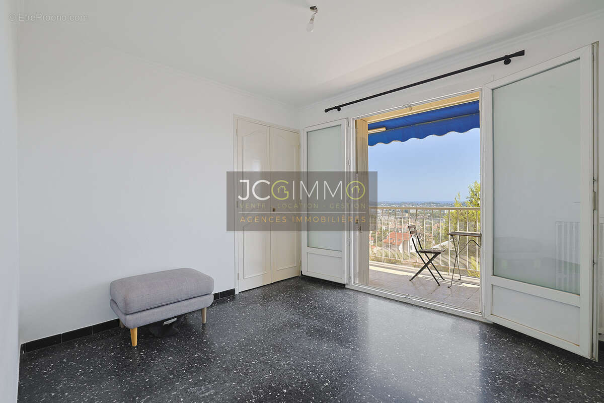 Appartement T4 vue Mer + 2 Balcons + Garage + Cave - photo 8