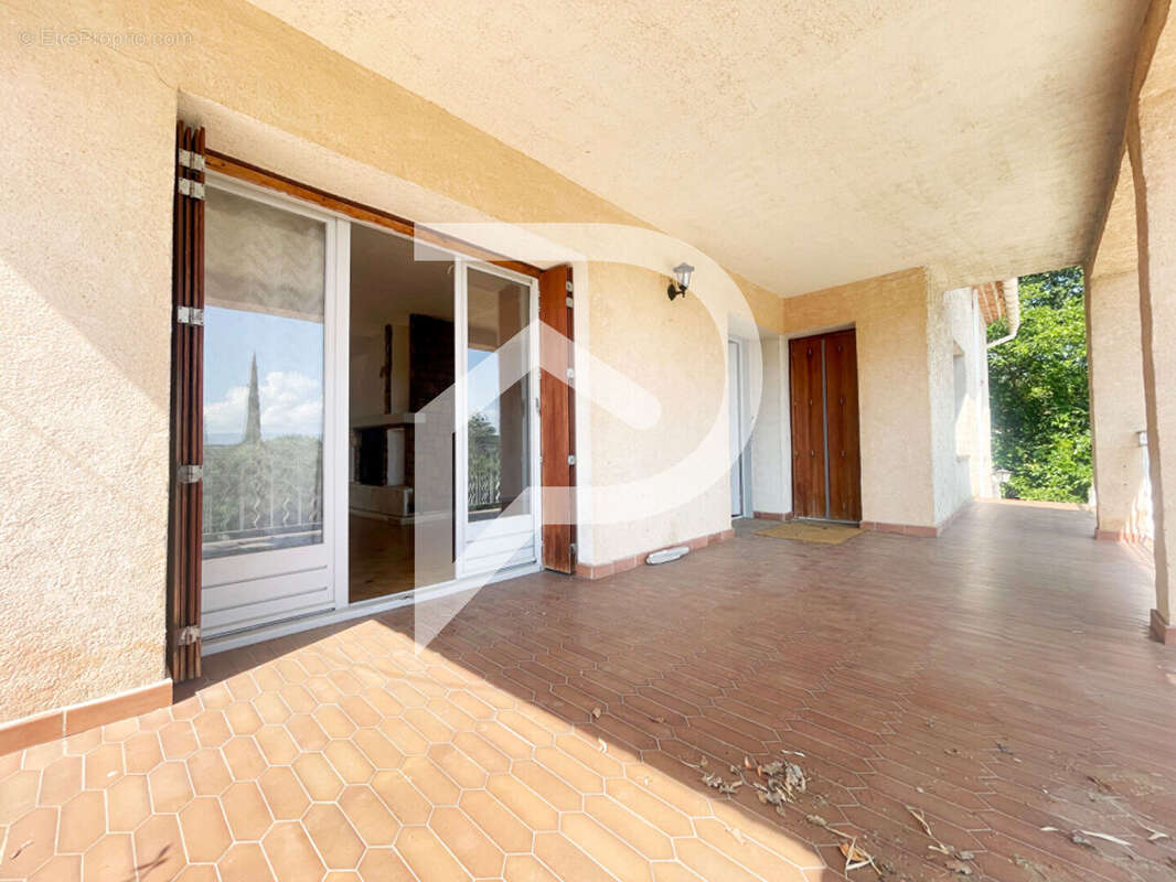 Maison à LE PUY-SAINTE-REPARADE