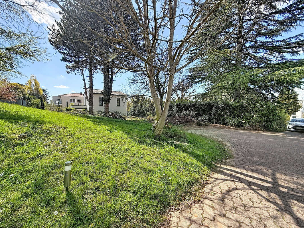 Terrain à SAINTE-FOY-LES-LYON