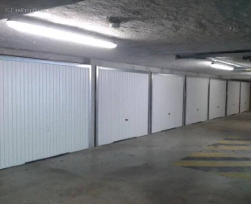 Parking à SAINT-CYR-SUR-MER