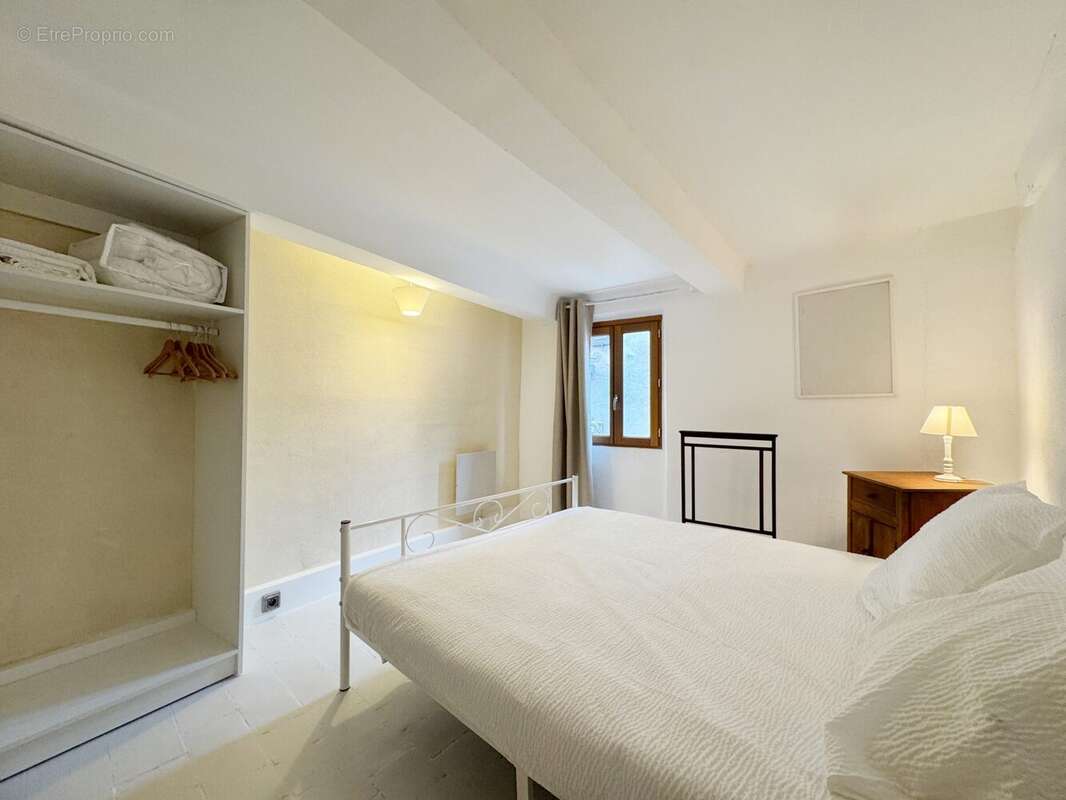 Chambre 2 - Appartement à SAINT-JULIEN-DU-VERDON