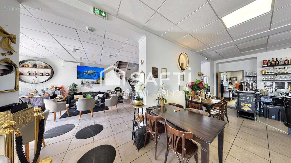 Commerce 293 m² à Saint-Dizant-Du-Gua  - photo 2