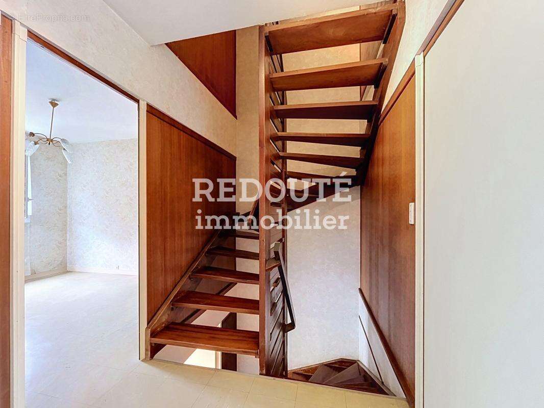 A vendre, maison de type 6 à rénover - photo 3