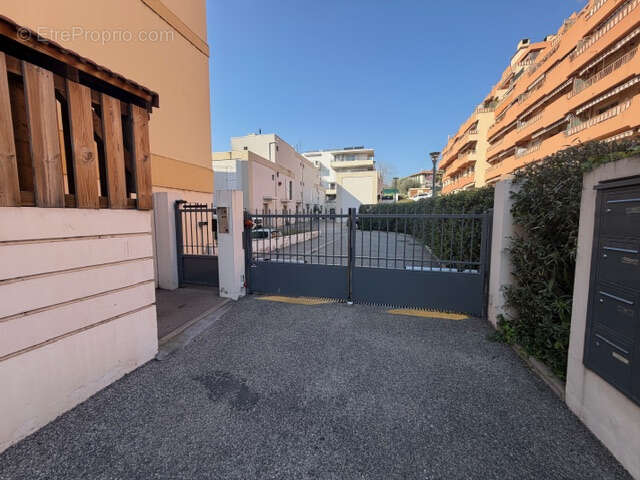 Parking à LA TRINITE