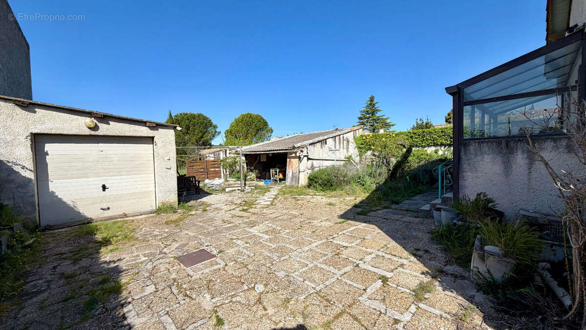Maison à ENTRAIGUES-SUR-LA-SORGUE