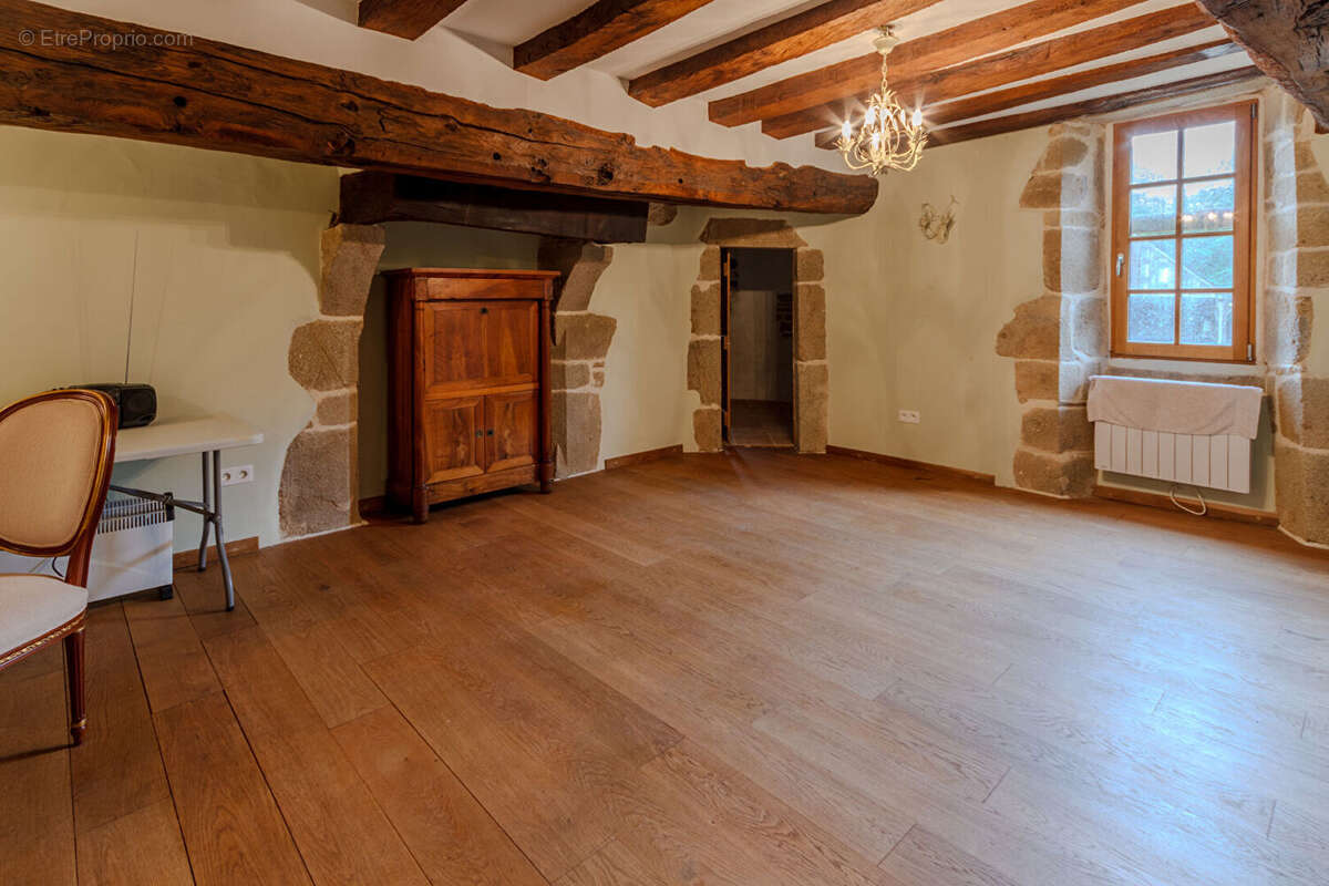 Mayenne : Manoir fortifié de 4 chambres avec dépendance, granges, boulangerie et enclos. - photo 13