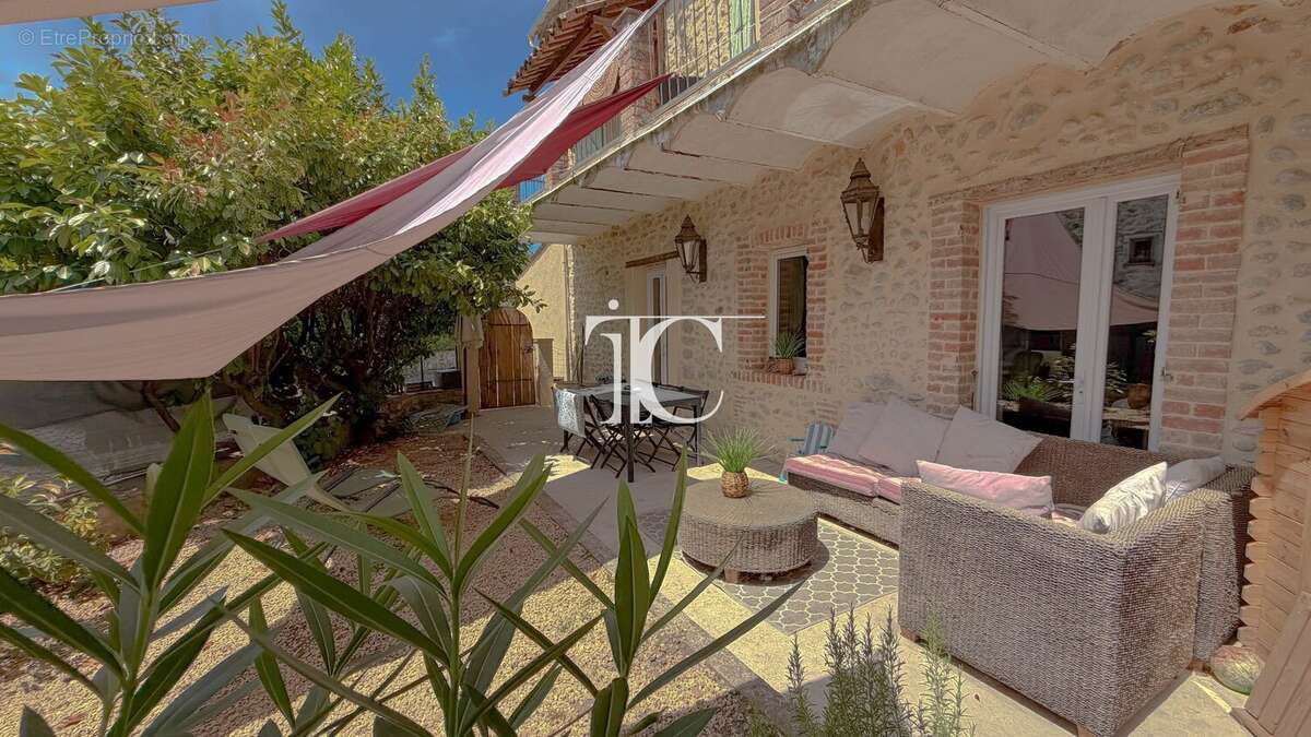 Charmante maison en pierre avec terrasse et jardin, au cur d'un village authentique - photo 2