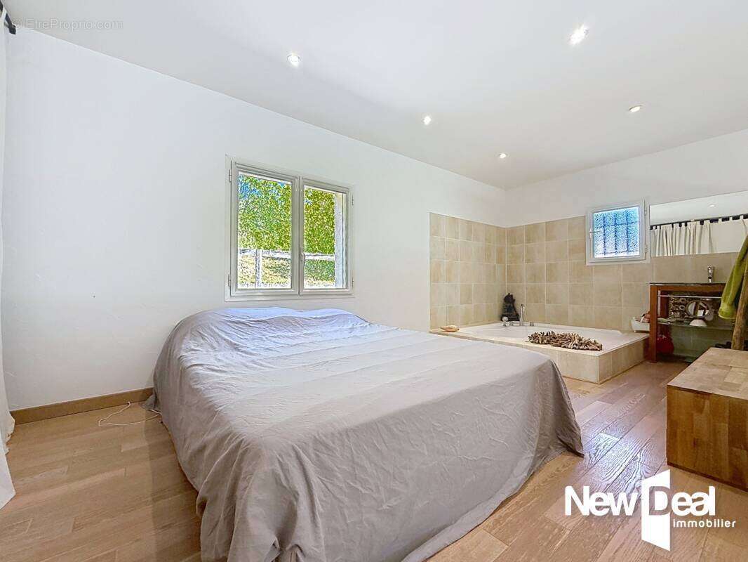 MONTAUROUX Vue imprenable pour cette villa contemporaine  d’environ 225 m² - photo 18