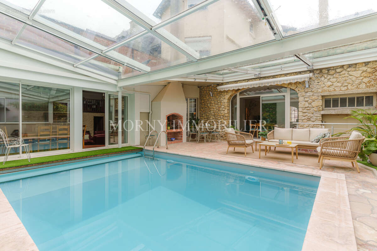 À vendre - maison de 550m2 avec piscine intérieure - garage - parking - photo 2
