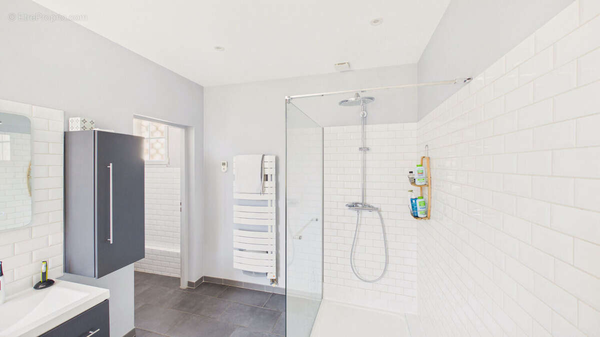 Maison de caractère entièrement rénovée à Avignon . 140 m² habitables, jardin arboré, à 5 minutes des remparts - photo 14