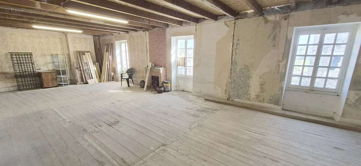 Maison en pierre à rénover avec local professionnel restauré en activité. - photo 10