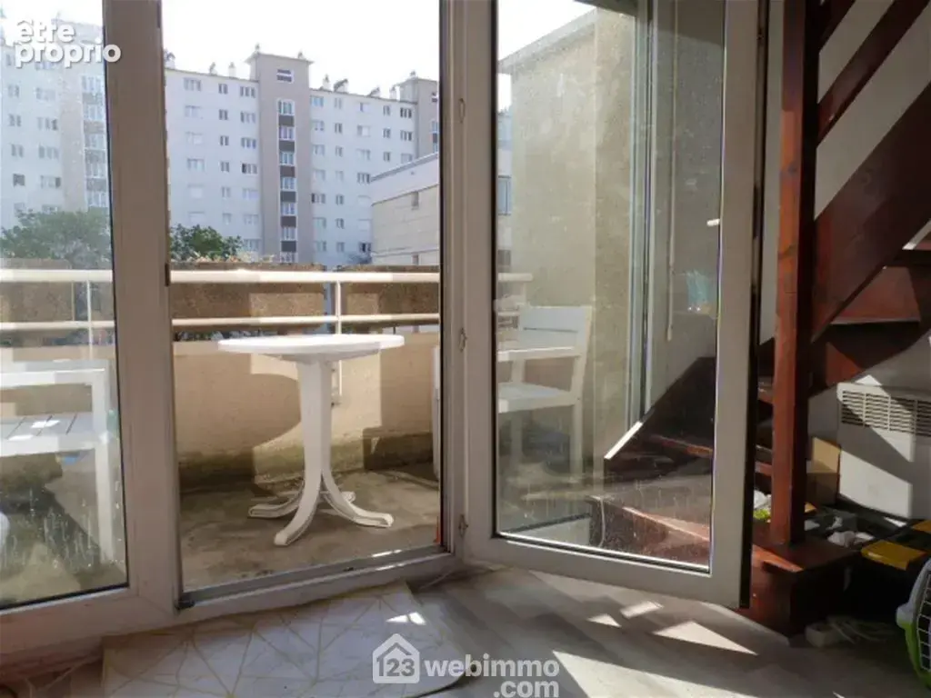 La pièce principale de 11.10m2, s'ouvre sur un balcon de 4.18m2 environ