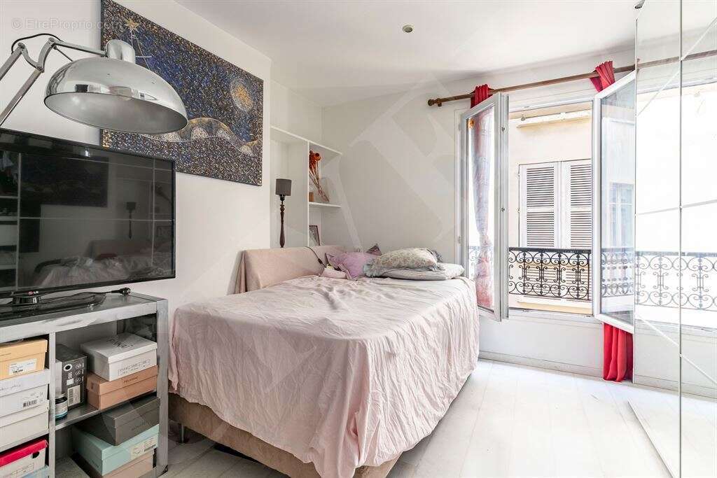 Dans un bel immeuble ancien, magnifique cinq-pièces entièrement rénové et climatisé, situé secteur - photo 10