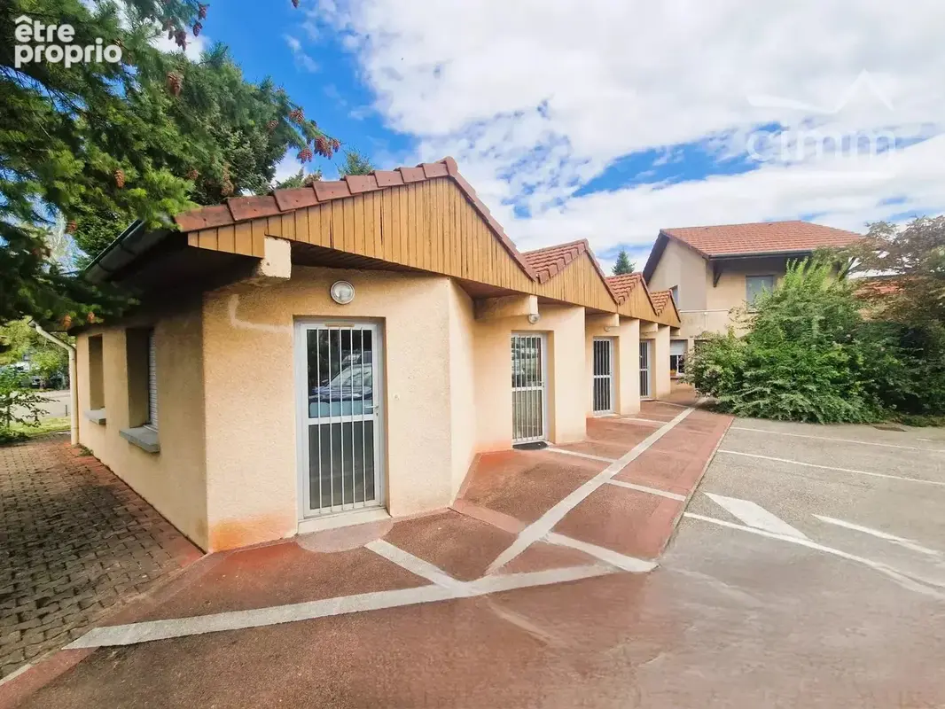 BOURGOIN-JALLIEU – BIEN RARE ! 381,50 m² sur 1 528 m² : maison de fonction 85,50 m² + 6 bureaux + garage – Fort potentiel locati - photo 2