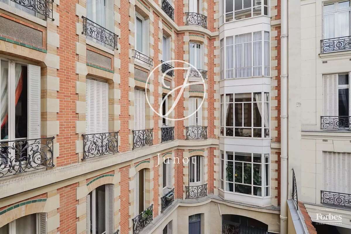 Appartement à PARIS-16E