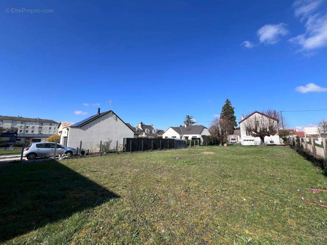  Terrain à bâtir de 553 m² à Beaugency : Quartier Prisé, Clôturé & Libre de Constructeur - photo 2