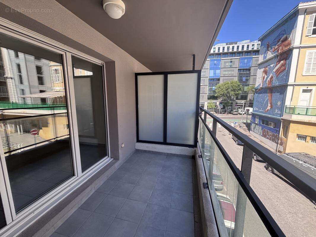 À vendre 13002 T3 Terrasse 2 chambres - photo 3