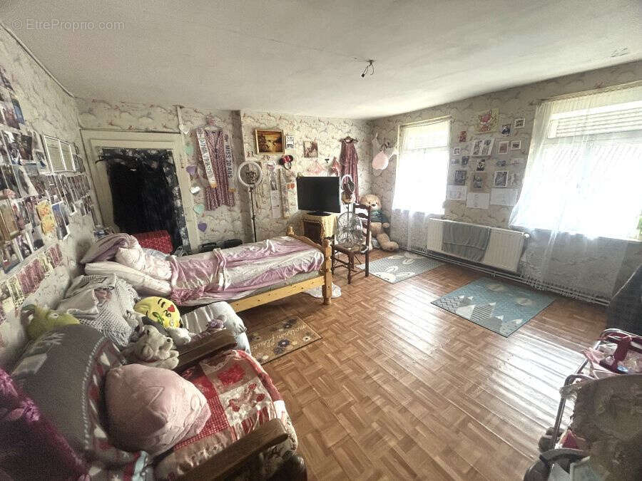 Maison de style bourgeoise, individuelle à rénover, développant 200m2 et bâtie sur 864m2 ! - photo 12