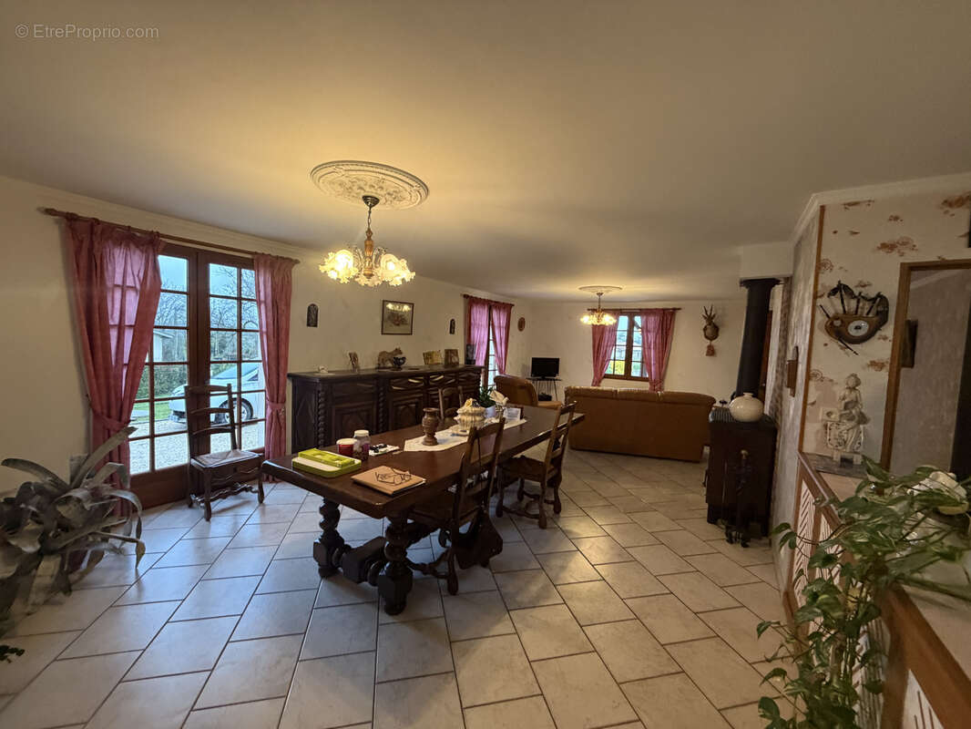 Maison à SAINT-CHRISTOPHE-DE-DOUBLE